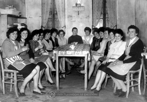 Foto Aurelio Foltran - Scuola economia domestica nella cucina della canonica