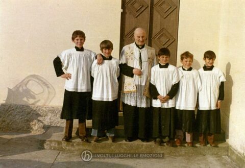 Foto Aurelio Foltran - Don Alberto Miatello e i suoi chierichetti