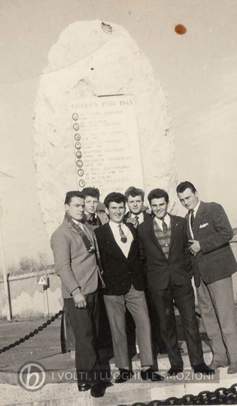 Foto Aurelio Martini - 1958: foto ricordo davanti al nuovo monumento
