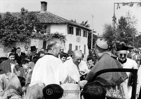 Archivio parrocchiale - 20 giugno 1957: visita del Vescovo di Treviso Mons. Egidio Negrin in occasione della S. Cresima.