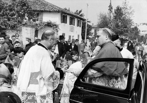 Archivio parrocchiale - 20 giugno 1957: visita del Vescovo di Treviso Mons. Egidio Negrin in occasione della S. Cresima.
