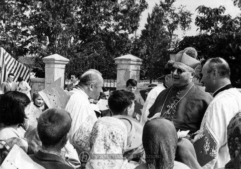 Archivio parrocchiale - 20 giugno 1957: visita del Vescovo di Treviso Mons. Egidio Negrin in occasione della S. Cresima.
