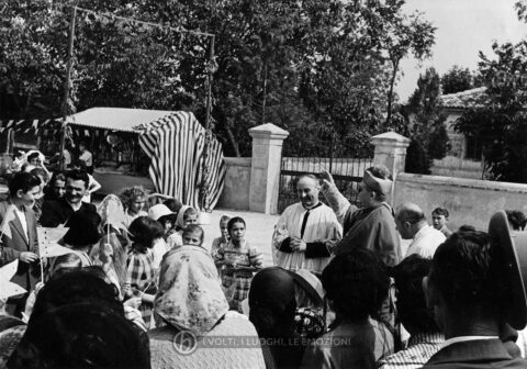 Archivio parrocchiale - 20 giugno 1957: visita del Vescovo di Treviso Mons. Egidio Negrin in occasione della S. Cresima.