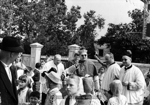 Archivio parrocchiale - 20 giugno 1957: visita del Vescovo di Treviso Mons. Egidio Negrin in occasione della S. Cresima.