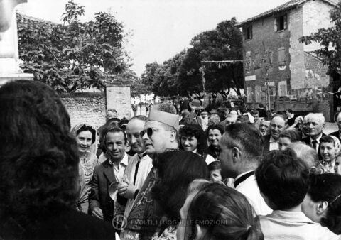 Archivio parrocchiale - 20 giugno 1957: visita del Vescovo di Treviso Mons. Egidio Negrin in occasione della S. Cresima.