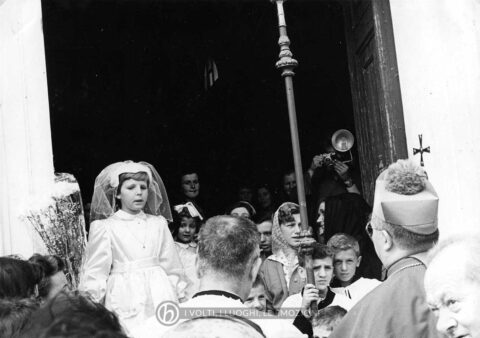 Archivio parrocchiale - 20 giugno 1957: visita del Vescovo di Treviso Mons. Egidio Negrin in occasione della S. Cresima.