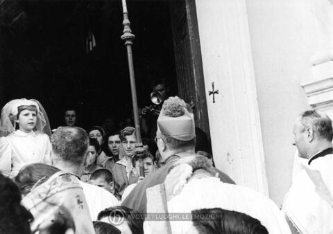 Archivio parrocchiale - 20 giugno 1957: visita del Vescovo di Treviso Mons. Egidio Negrin in occasione della S. Cresima.