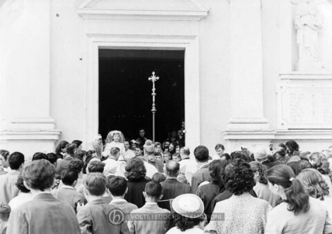 Archivio parrocchiale - 20 giugno 1957: visita del Vescovo di Treviso Mons. Egidio Negrin in occasione della S. Cresima.