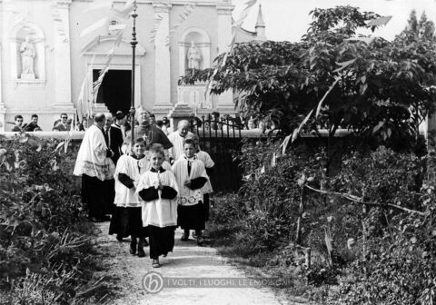 Archivio parrocchiale - 20 giugno 1957: visita del Vescovo di Treviso Mons. Egidio Negrin in occasione della S. Cresima.