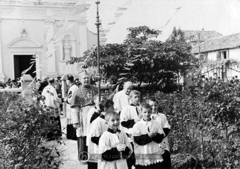 Archivio parrocchiale - 20 giugno 1957: visita del Vescovo di Treviso Mons. Egidio Negrin in occasione della S. Cresima.