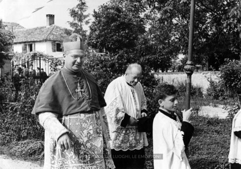Archivio parrocchiale - 20 giugno 1957: visita del Vescovo di Treviso Mons. Egidio Negrin in occasione della S. Cresima.