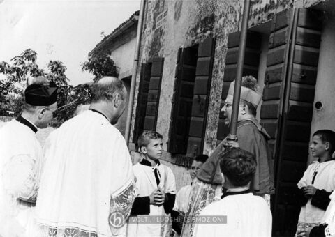 Archivio parrocchiale - 20 giugno 1957: visita del Vescovo di Treviso Mons. Egidio Negrin in occasione della S. Cresima.
