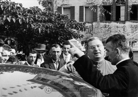 Archivio parrocchiale - 20 giugno 1957: visita del Vescovo di Treviso Mons. Egidio Negrin in occasione della S. Cresima.