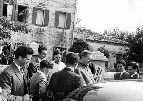 Archivio parrocchiale - 20 giugno 1957: visita del Vescovo di Treviso Mons. Egidio Negrin in occasione della S. Cresima.