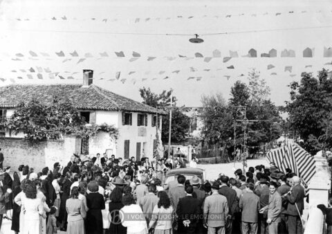 Archivio parrocchiale - 20 giugno 1957: visita del Vescovo di Treviso Mons. Egidio Negrin in occasione della S. Cresima.