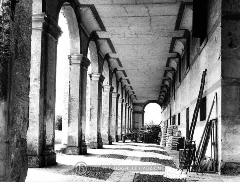 Foto Comune di Vedelago - Il porticato della Barchessa di Villa Pola adibito a ricovero attrezzi e materiali