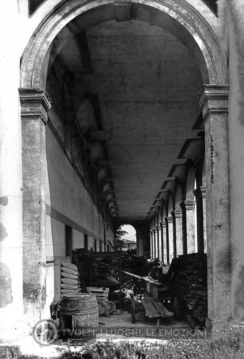 Foto Comune di Vedelago - Il porticato della Barchessa di Villa Pola adibito a ricovero attrezzi e materiali