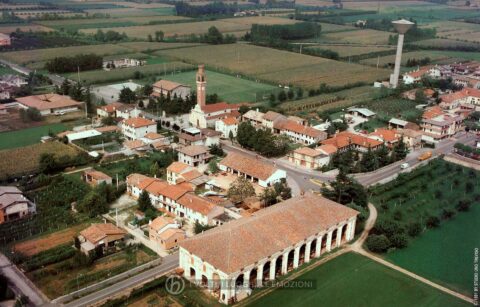 Foto Comune di Vedelago - 1991. Vista aerea della Barchessa di Villa Pola