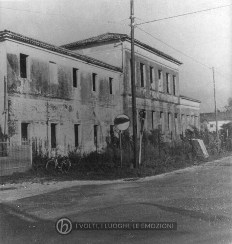 Foto Loris Visintin - L'edificio della scuola elementare 'Dante Alighieri' in disuso e abbandonato nel 1978