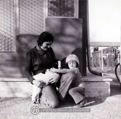 Foto Enrico Soligo - Anni 70: davanti al capitello di S. Giuseppe