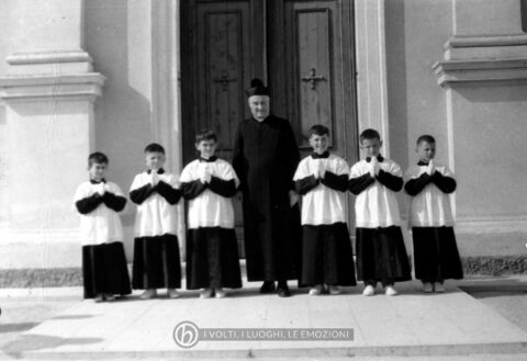 Foto Felice Trinca - 22 aprile 1962: don Alberto Miatello e i suoi chierichetti