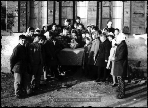 Foto Ida Trinca - Bambini durante le festività natalizie: al centro la statua di Gesù Bambino utilizzata ancora oggi nelle celebrazioni del Natale
