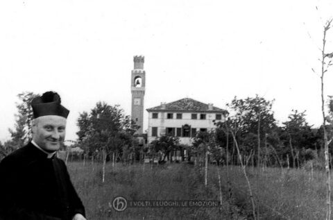 Foto Ida Trinca - La canonica e il campanile visti da sud: in primo piano don Alberto Miatello