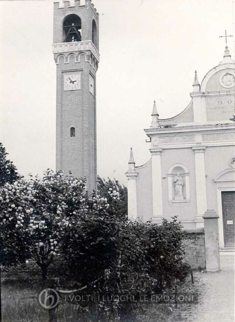 Foto Ida Trinca - Il campanile e la chiesa dal giardino della canonica