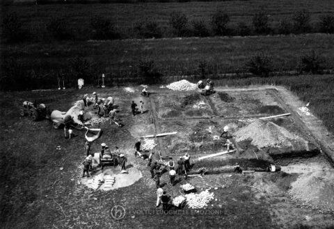 Foto Ida Trinca - 16 maggio 1965: l'opera dei volontari del paese nei lavori per la costruzione della nuova scuola materna