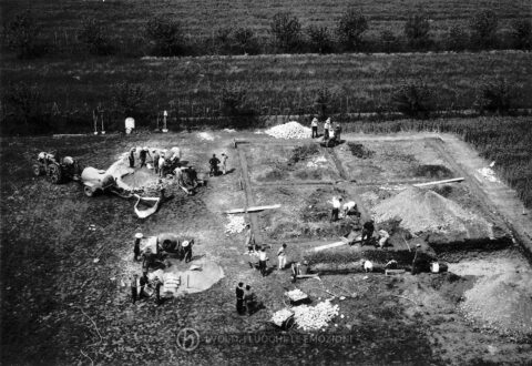 Foto Ida Trinca - 16 maggio 1965: l'opera dei volontari del paese nei lavori per la costruzione della nuova scuola materna
