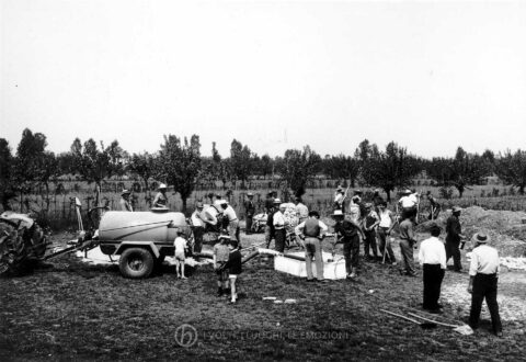 Foto Ida Trinca - 16 maggio 1965: l'opera dei volontari del paese nei lavori per la costruzione della nuova scuola materna