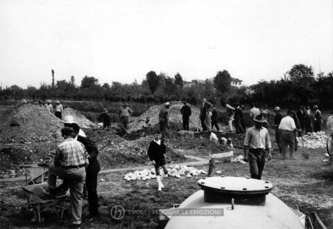 Foto Ida Trinca - 16 maggio 1965: l'opera dei volontari del paese nei lavori per la costruzione della nuova scuola materna
