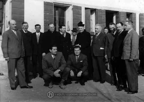 Foto Ida Trinca - Foto di gruppo con don Alberto Miatello