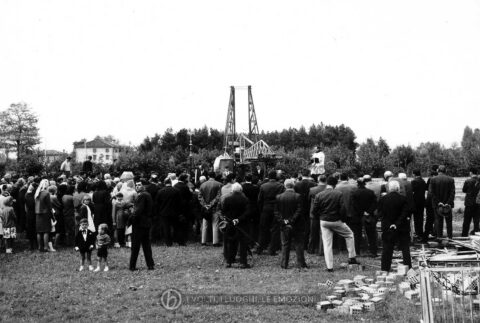 Foto Ida Trinca - 1965: la celebrazione della posa della prima pietra della nuova scuola materna officiata da padre Cristoforo Cavarzan