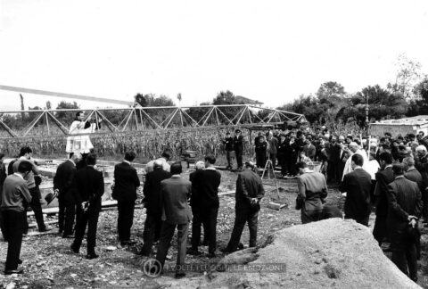 Foto Ida Trinca - 1965: la celebrazione della posa della prima pietra della nuova scuola materna officiata da padre Cristoforo Cavarzan