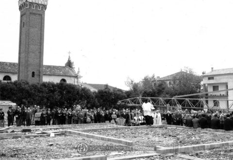 Foto Ida Trinca - 1965: la celebrazione della posa della prima pietra della nuova scuola materna officiata da padre Cristoforo Cavarzan