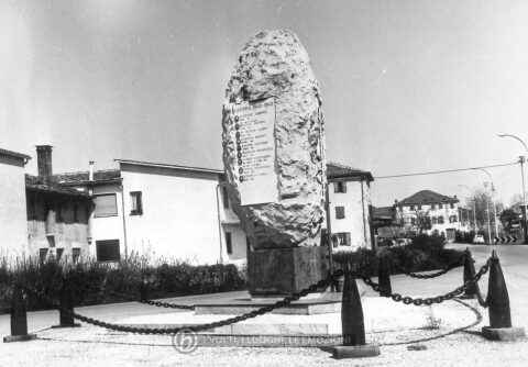Foto Marino Binotto - Piazza Pola: il Monumento ai Caduti visto da sud, nella collocazione originaria nel centro di Piazza Pola
