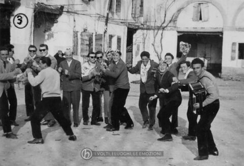 Foto Mario Soligo - 1956: foto dei coscritti della classe del 1936 in piazza Cavour. (Come tutti sappiamo che la corrente elettrica e una corrente forte, guai a chi tocca il 36 perché sarà pericolo di morte)