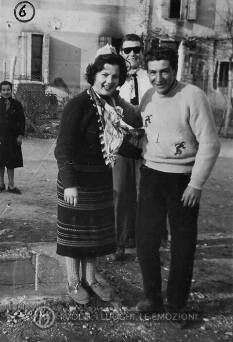 Foto Mario Soligo - 1956: foto dei coscritti della classe del 1936 in piazza Cavour. (Come tutti sappiamo che la corrente elettrica e una corrente forte, guai a chi tocca il 36 perché sarà pericolo di morte)