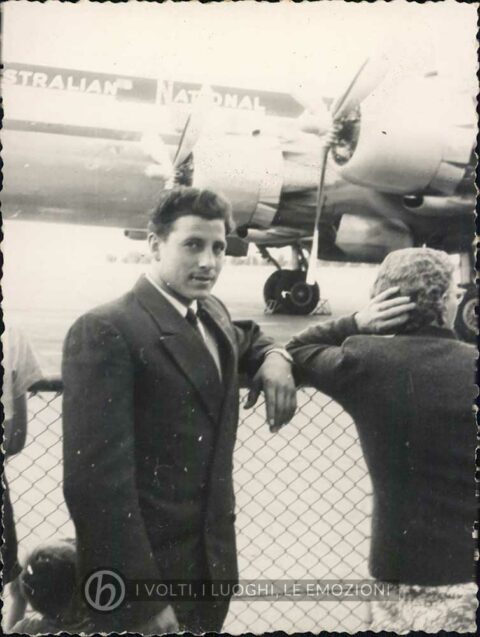Foto Mazzoccato-Trinca - 1960 ca: Paolo all'aereoporto di Melbourne, Essendon (Australia).