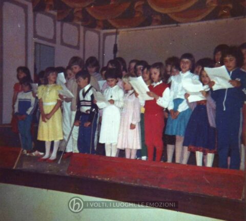 Foto Nerina Pinarello - Rappresentazione delle classi elementari alla sala teatrale di Barcon