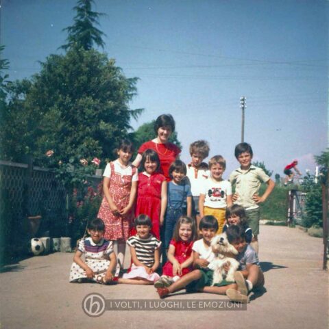 Foto Nerina Pinarello - La maestra Nerina con la classe 1975