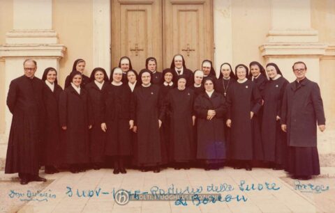 Foto Famiglia Pagnan-Tempesta - 3 novembre 1975: i preti e le suore di Barcon