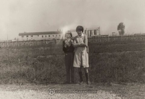 Foto Famiglia Pagnan-Tempesta - Foto di sorelle: sullo sfondo l'allevamento Pan Cristal.