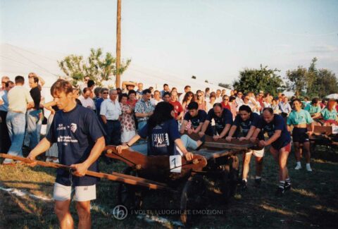 Foto Sorelle Occhial - Palio degli 8 cantoni: la squadra di Barcon impegnata nella corsa dei carri
