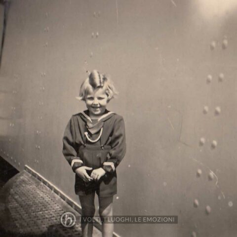 Foto Sorelle Occhial - 1951: Annamaria sull'incrociatore R. Montecuccoli a Taranto