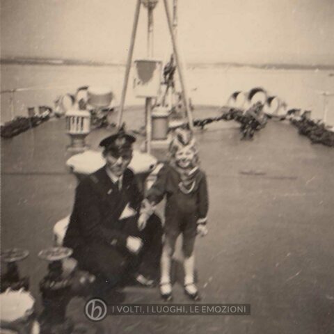 Foto Sorelle Occhial - 1951: Annamaria sull'incrociatore R. Montecuccoli a Taranto