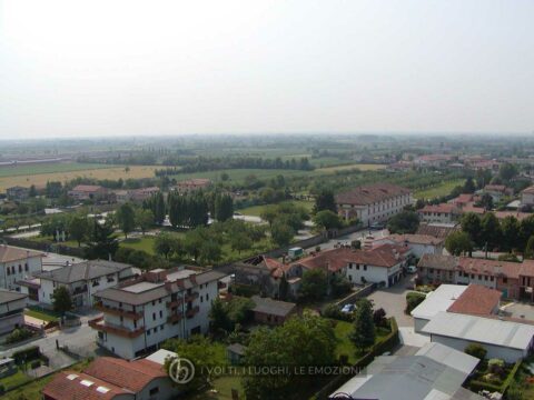 Foto Comune di Vedelago - 2006. Panorama a sud-est: l'area interna alle mura della Barchessa. A sinistra della Barchessa si può notare il perimetro occupato dall'antica villa ora delineato da alberi ad alto fusto