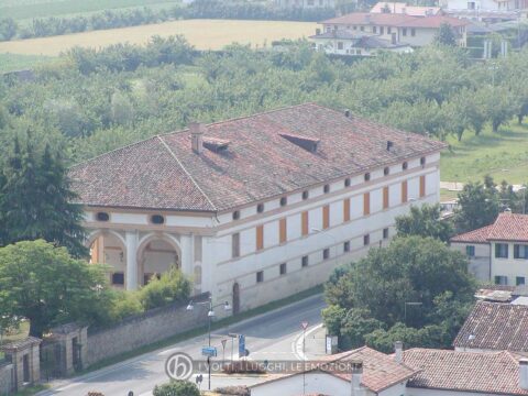 Foto Comune di Vedelago - 2006. Vista della Barchessa di Villa Pola dalla sommità della cisterna del fungo