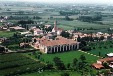 Foto Maurizio Soligo - Anni '90: foto aerea dell'area della Barchessa di Villa Pola